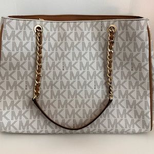 Michael Kors Jet Set Travel Purse
